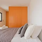 Bright & Modern Duplex With Terrace Telheiras 아파트 *