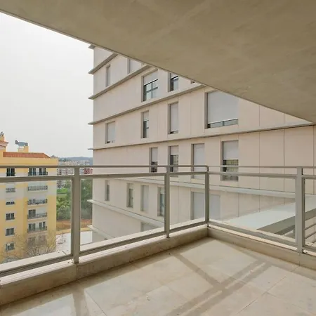Bright & Modern Duplex With Terrace Telheiras Lissabon